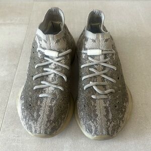 Yeezy tennis shoes Size 6.